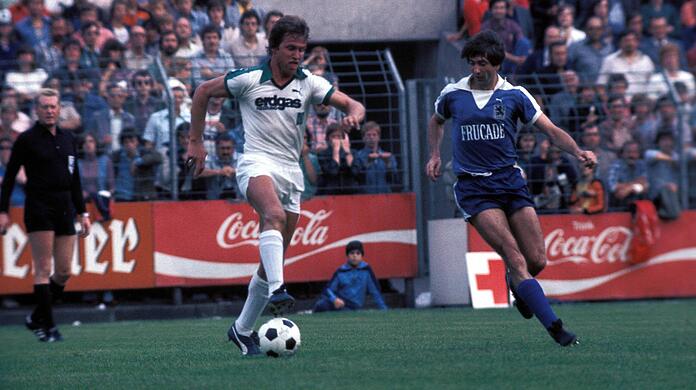 27. August 1977: Herbert Scheller vom TSV 1860 (r.) im Duell mit Jupp Heynckes, der damals für Borussia Mönchengladbach stürmte.