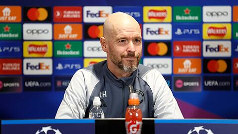 Erik ten Hag, Cheftrainer von Manchester United, während einer Pressekonferenz im Trafford Trainingszentrum.