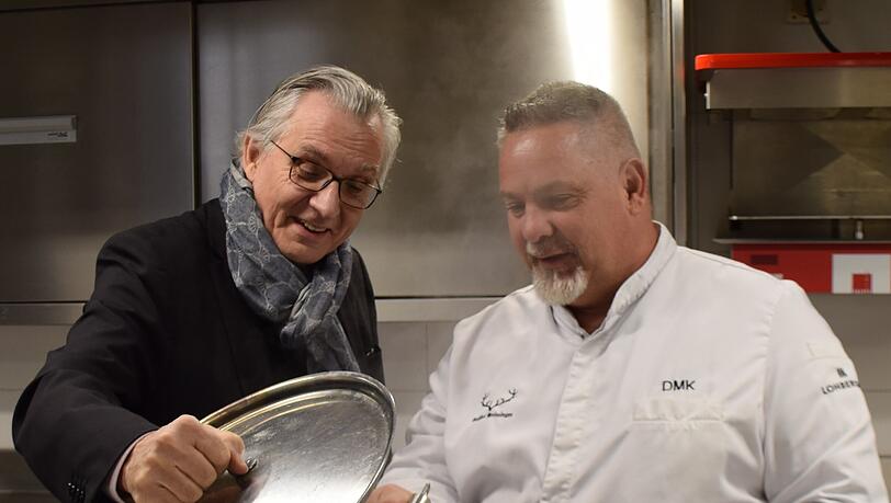Peter Wiesensee (l.) schaut sich genau an, was die Mitglieder in seinem Netzwerk Zukunft in ihren Töpfen kochen. Denis Kleinknecht vom Gasthof Heinzinger ist einer von ihnen.