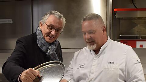 Michael Wiesensee (l.) schaut sich genau an, was die Mitglieder in seinem Netzwerk Zukunft in ihren Töpfen kochen. Denis Kleinknecht vom Gasthof Heinzinger ist einer von ihnen.