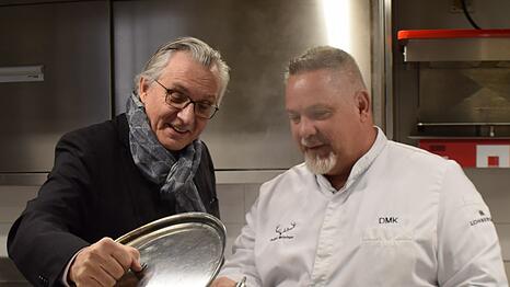 Michael Wiesensee (l.) schaut sich genau an, was die Mitglieder in seinem Netzwerk Zukunft in ihren Töpfen kochen. Denis Kleinknecht vom Gasthof Heinzinger ist einer von ihnen.