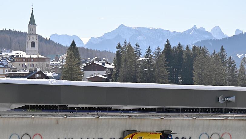 Kim Kalicki f&auml;hrt mit dem Monobob die Bahn in Cortina hinunter.