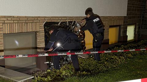 Einsatzkr&auml;fte sichern Spuren am Tatort.