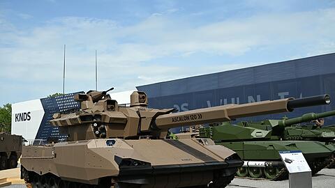 Der Capint-Kampfpanzer von KNDS France, rechts daneben in gr&uuml;n zwei Leopard-Kampfpanzer.