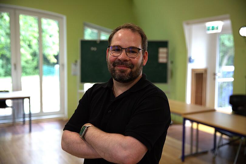 Am Anfang und am Ende des ersten Schuljahres besucht der Entwicklungspsychologe Sven Lindberg die Klasse, um in spielerischen Experimenten herauszufinden, wie sich die Kinder verändert haben. Am Anfang und am Ende des ersten Schuljahres besucht der Entwicklungspsychologe Sven Lindberg die Klasse, um in spielerischen Experimenten herauszufinden, wie sich die Kinder verändert haben.