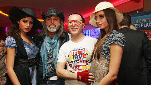 [BU]Der Modedesigner Juan Torres (2. v. re.) mit Pino Fusaro, Miss Franken Jasmin Herzinger (li.) sowie Miss MGO Bayern Alina König.