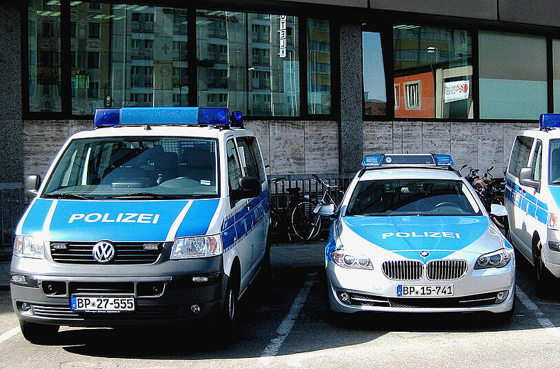 Der Parkplatz vor dem Hauptbahnhof - hier, zwischen den Dienstwagen der Bundespolizei, bieselte der Betrunkene auf den Boden.