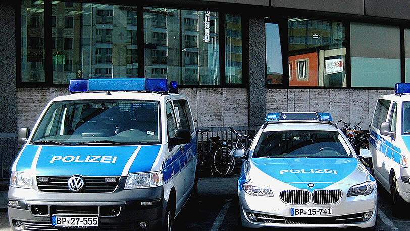 Der Parkplatz vor dem Hauptbahnhof - hier, zwischen den Dienstwagen der Bundespolizei, bieselte der Betrunkene auf den Boden. Der Parkplatz vor dem Hauptbahnhof - hier, zwischen den Dienstwagen der Bundespolizei, bieselte der Betrunkene auf den Boden.