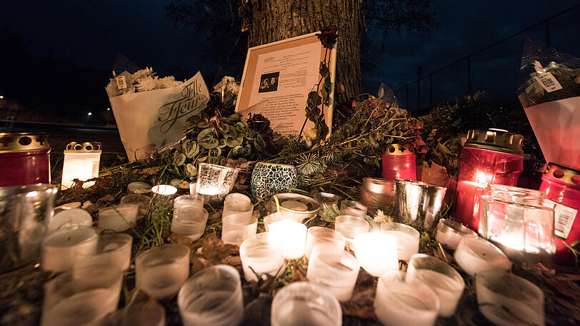 Blumen und Grablichter erinnern in Freiburg an die ermordete Studentin.