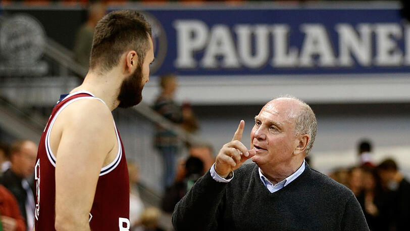 Will mit den Bayern-Basketballern hoch hinaus: Uli Hoeneß (r.).