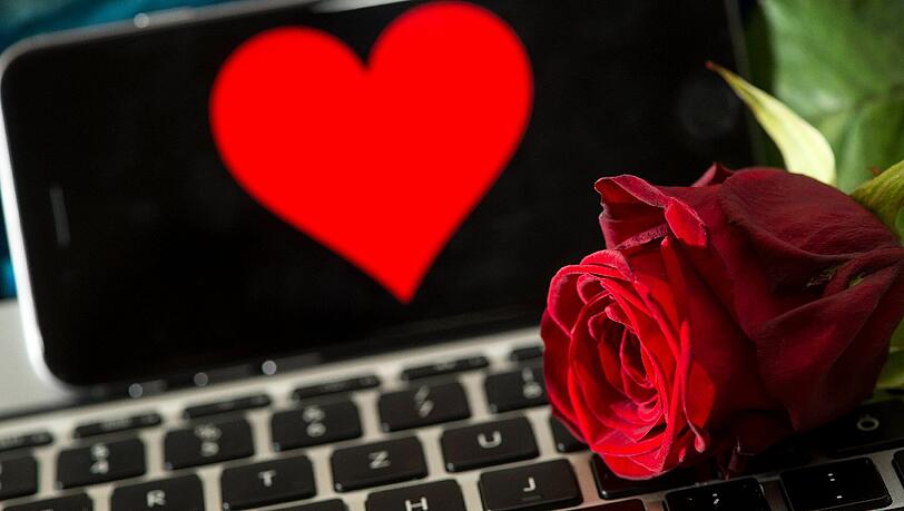 Der Online-Partnervermittler Parship hilft bei der Suche nach einer neuen Liebe im Netz - wie Lovescout24. Aber wer ist denn nun größer?