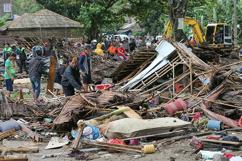 Eine Tsunami-Katastrophe auf den indonesischen Inseln Sumatra und Java hat viele Menschen das Leben gekostet und schwere Schäden angerichtet.