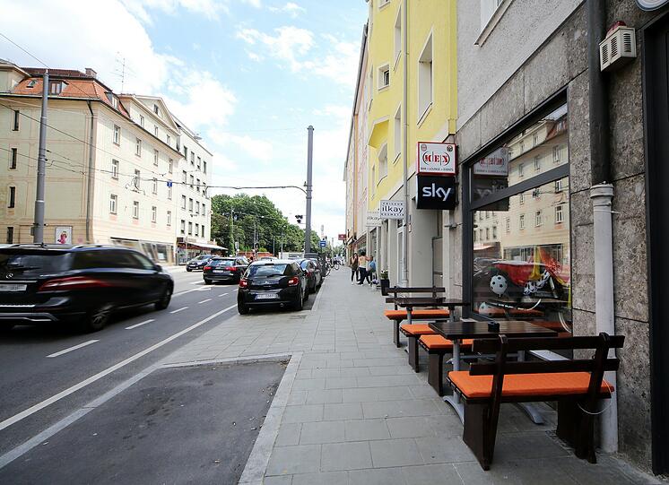 Auf diesem Gehsteig in der St.-Bonifatius-Straße sind der Radfahrer und der Fußgänger aneinander geraten. Jetzt ist der Fußgänger tot.