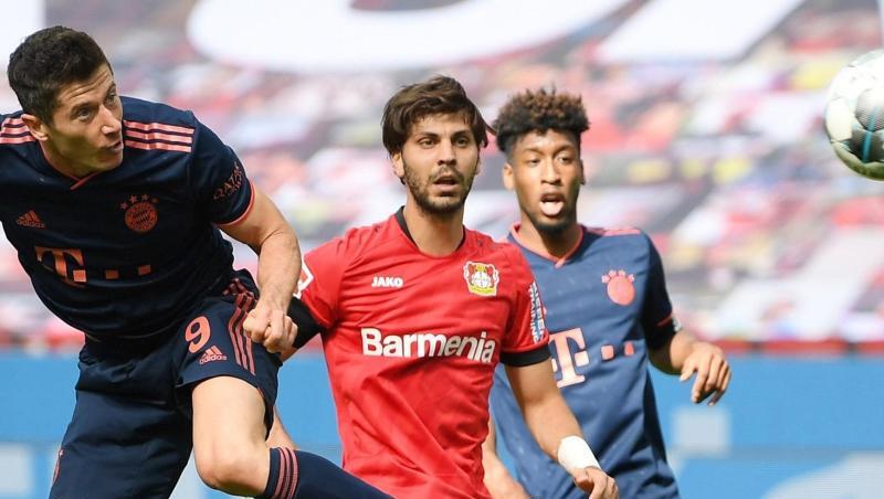 Robert Lewandowski (l) erzielt das Tor zum 4:1 für die Bayern in Leverkusen per Kopf. Robert Lewandowski (l) erzielt das Tor zum 4:1 für die Bayern in Leverkusen per Kopf.