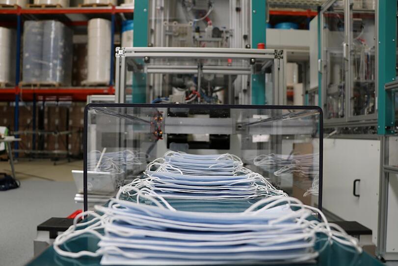 Eine Maske auf der anderen - so schaut die Produktionsstätte in Altheim aus.