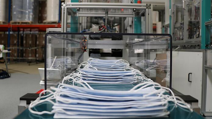 Eine Maske auf der anderen - so schaut die Produktionsstätte in Altheim aus.