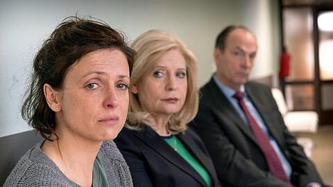 "Die Kanzlei: Schräglage": Isa von Brede (Sabine Postel, M.) und Markus Gellert (Herbert Knaup) unterstützen Julia Fehring (Julia Brendler) bei ihrem Kampf ums Sorgerecht.
