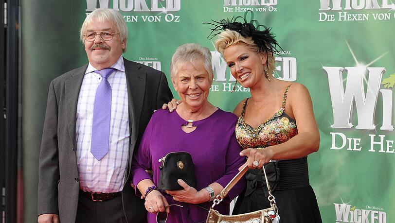 Claudia Effenberg mit Mutter Leonie und Stiefvater Franz Josef bei einem Event im Sommer 2010.