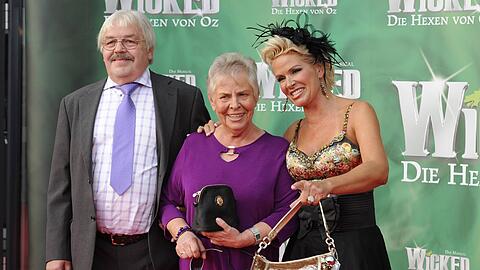 Claudia Effenberg mit Mutter Leonie und Stiefvater Franz Josef bei einem Event im Sommer 2010.