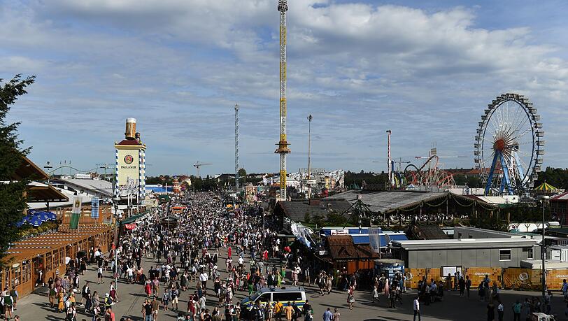 Blick von der Bavaria: Unzählige Besucher gehen über das Oktoberfest.