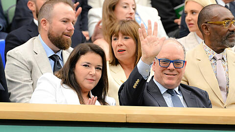 Fürst Albert von Monaco in weiblicher Begleitung bei Wimbledon.