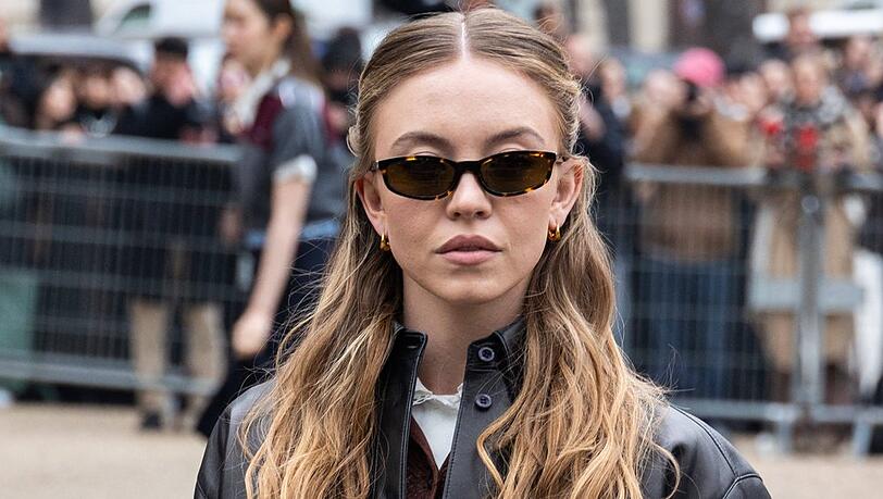 Sydney Sweeney trug bei der Paris Fashion Week im März die trendigen "Beach Waves" Sydney Sweeney trug bei der Paris Fashion Week im März die trendigen "Beach Waves"