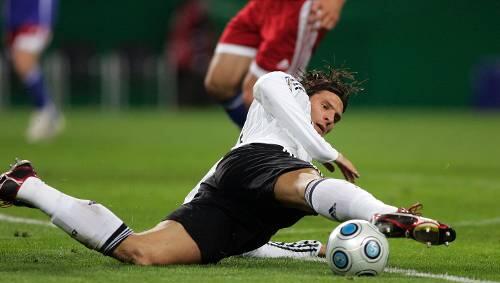 Stümperhaft: Mario Gomez halfen gegen Liechtenstein alle Verrenkungen nichts, selbst gegen den Zwerg blieb der Stuttgart-Stürmer torlos. Stümperhaft: Mario Gomez halfen gegen Liechtenstein alle Verrenkungen nichts, selbst gegen den Zwerg blieb der Stuttgart-Stürmer torlos.