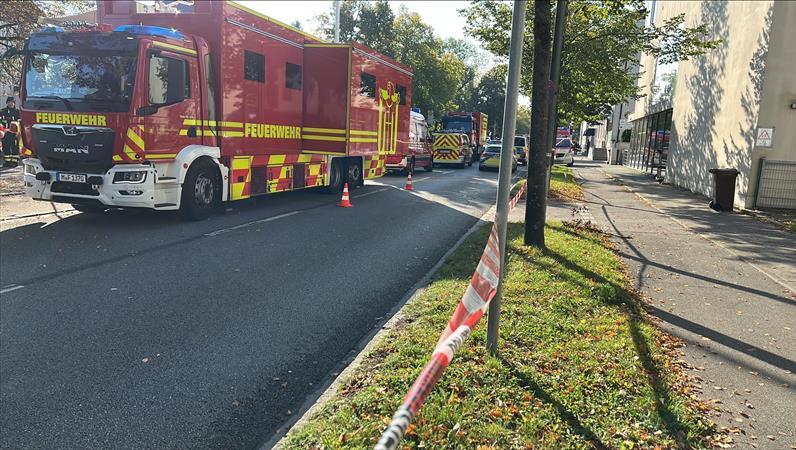 Die Feuerwehr musste den Löscheinsatz am Haus erst einmal abbrechen. Die Feuerwehr musste den Löscheinsatz am Haus erst einmal abbrechen.