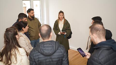 Zur Wohnungsbesichtigung sind zehn Parteien eingeladen, es erscheinen aber nur sechs. Zur Wohnungsbesichtigung sind zehn Parteien eingeladen, es erscheinen aber nur sechs.