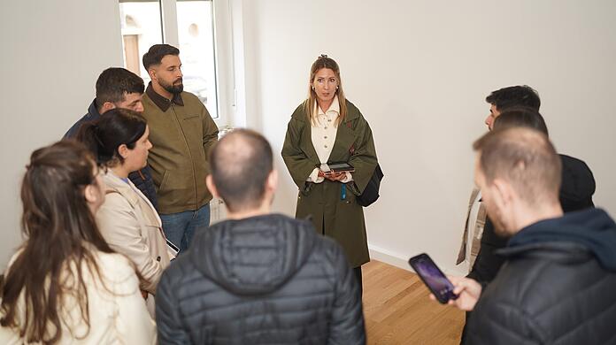 Zur Wohnungsbesichtigung sind zehn Parteien eingeladen, es erscheinen aber nur sechs.