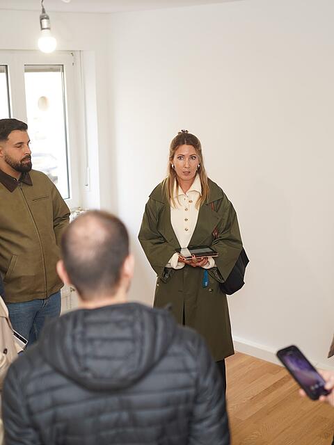 Zur Wohnungsbesichtigung sind zehn Parteien eingeladen, es erscheinen aber nur sechs.