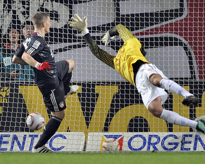 Der Treffer zum 1:0 duch Bastian Schweinsteiger.