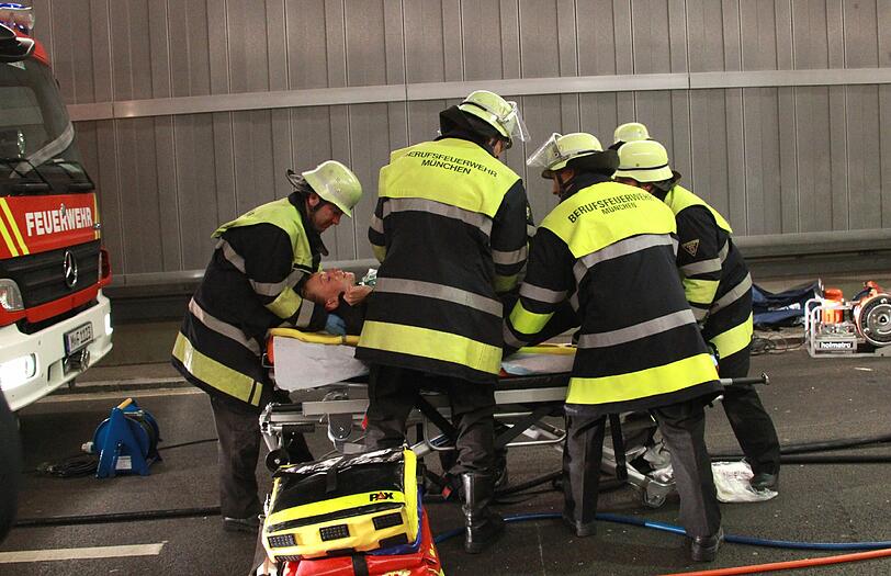Ein schwerer Autounfall im Tunnel, klaffende Wunden, schreiende Verletzte: Rettungskräfte haben den Ernstfall im Richard-Strauss-Tunnel geprobt. Die AZ war dabei und hat den großen Übungseinsatz verfolgt.