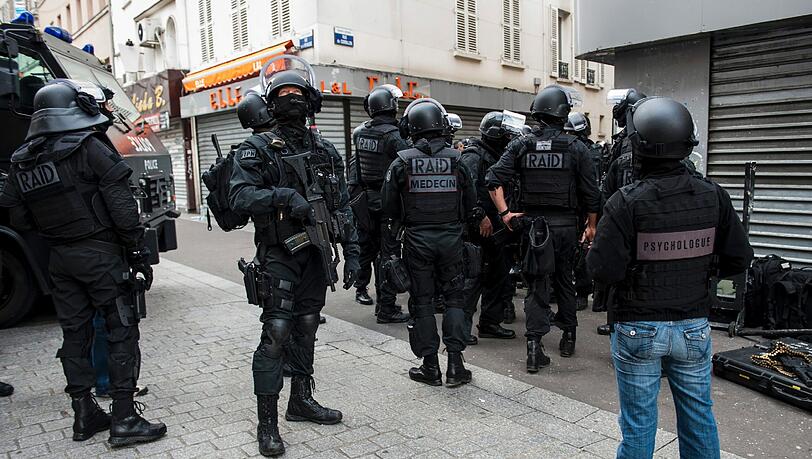 Noch bis ins nächste Jahr gilt in Paris der Ausnahmezustand. Noch bis ins nächste Jahr gilt in Paris der Ausnahmezustand.
