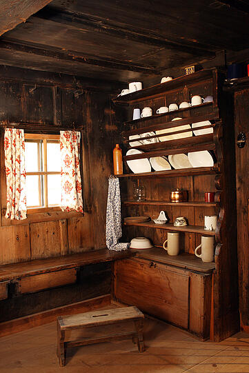 Gemütlichkeit aus dem Jahre 1874: das Weberhäusl aus Straß, ursprünglich im Kreis Berchtesgadener Land.