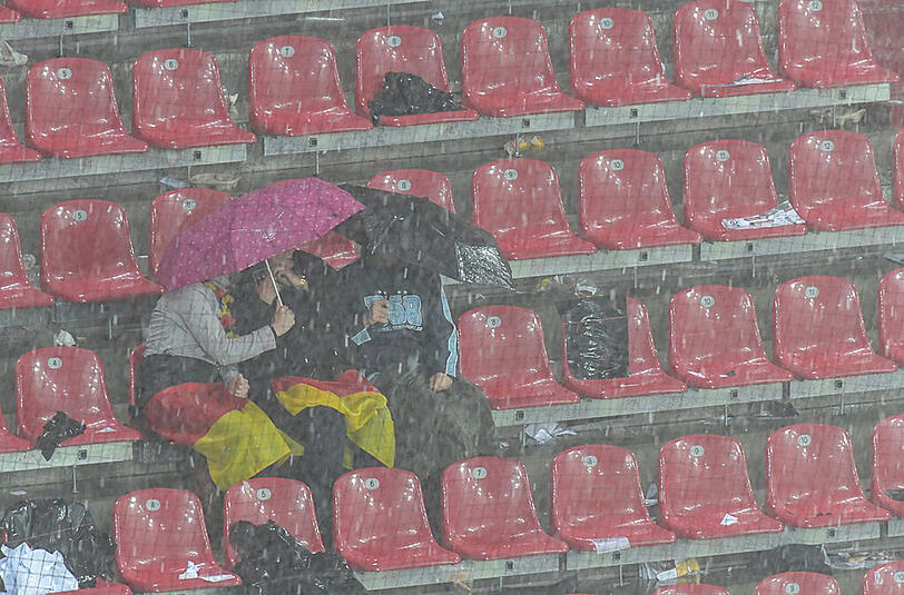 Ein heftiges Unwetter mit Regen und Hagel in Augsburg wurde (fast) zum Spielverderber beim EM-Test zwischen Deutschland und der Slowakei. Die Bilder.