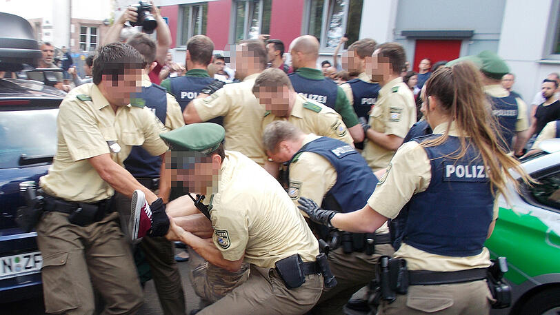 Massiver Widerstand gegen die geplante Abschiebung eines afghanischen Flüchtlings in Nürnberg. Die Bilder vom Einsatz.