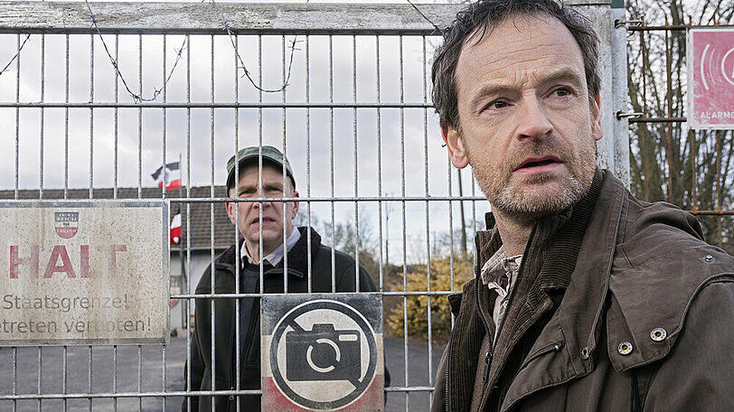 "Tatort: Zorn": Friedemann Keller (Götz Schubert, l.) regiert in seinem "Freien Reich Frieden". Davon will sich Kommissar Peter Faber (Jörg Hartmann) selbst ein Bild machen