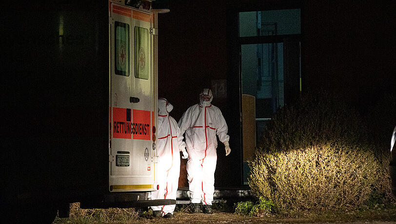 Das Foto zeigt BRK-Einsatzkräfte in Schutzanzügen bei einem Einsatz am Donnerstagabend. Ob es in der Gemeinde Siegsdorf einen Verdachtsfall gab, ist bislang nicht bekannt. Das Foto zeigt BRK-Einsatzkräfte in Schutzanzügen bei einem Einsatz am Donnerstagabend. Ob es in der Gemeinde Siegsdorf einen Verdachtsfall gab, ist bislang nicht bekannt.