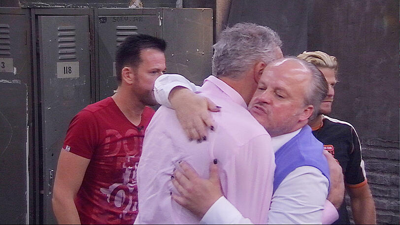Wer hätte das gedacht: Promi-Liebling Hubert Kah muss das Haus kurz vor dem Finale verlassen. Die Bilder von seinem Auszug.