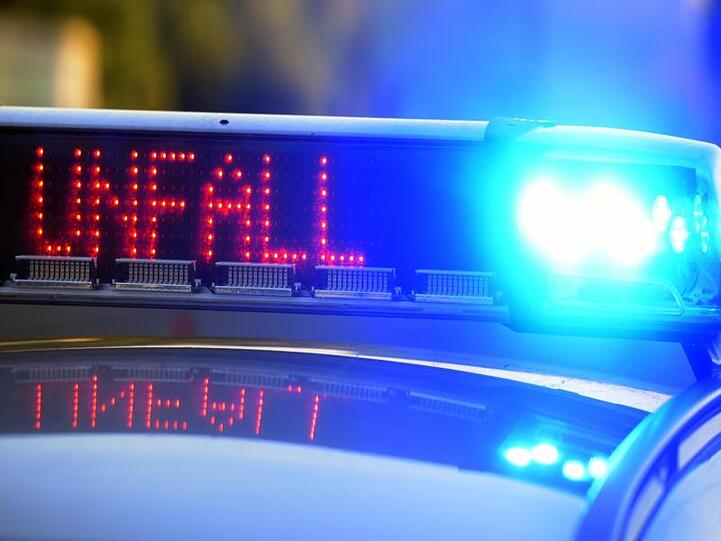 Auf einem Polizeifahrzeug warnt eine Leuchtschrift vor einer Unfallstelle. Foto: Stefan Puchner/dpa/Symbolbild