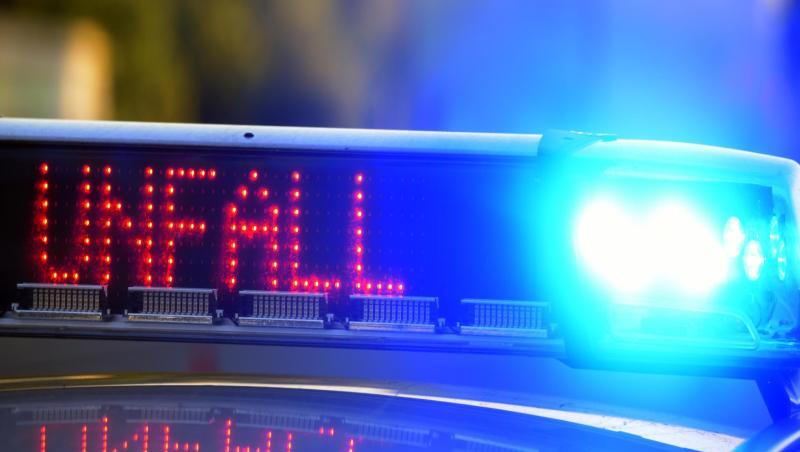 Auf einem Polizeifahrzeug warnt eine Leuchtschrift vor einer Unfallstelle. Foto: Stefan Puchner/dpa/Symbolbild Auf einem Polizeifahrzeug warnt eine Leuchtschrift vor einer Unfallstelle. Foto: Stefan Puchner/dpa/Symbolbild