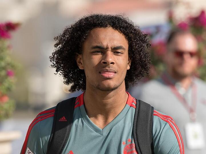 Joshua Zirkzee geht vor Beginn einer Übungseinheit. Foto: Peter Kneffel/Archivbild