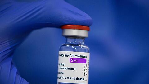 Ein Fläschchen mit dem Astrazeneca-Wirkstoff gegen Corona.