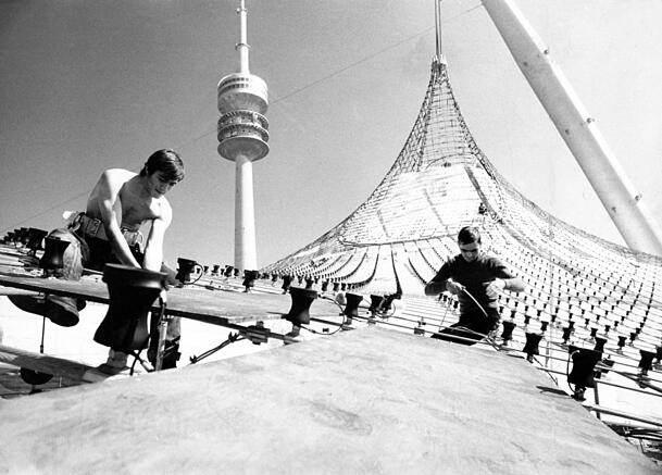 Der letzte Schliff: Auch das futuristische Zeltdach sollte, wie der ganze Olympiapark, für Weltoffenheit und Demokratie stehen. Der letzte Schliff: Auch das futuristische Zeltdach sollte, wie der ganze Olympiapark, für Weltoffenheit und Demokratie stehen.