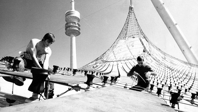 Der letzte Schliff: Auch das futuristische Zeltdach sollte, wie der ganze Olympiapark, für Weltoffenheit und Demokratie stehen. (Archivbild)