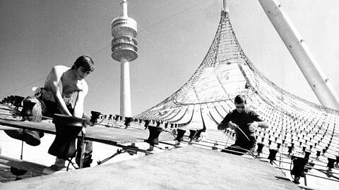 Der letzte Schliff: Auch das futuristische Zeltdach sollte, wie der ganze Olympiapark, für Weltoffenheit und Demokratie stehen. (Archivbild)