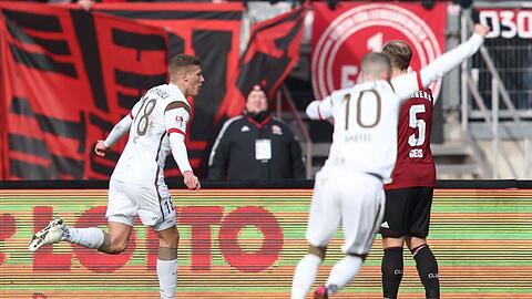 Jakov Medic (l) von St. Pauli jubelt über seinen Treffer zum 0:1.