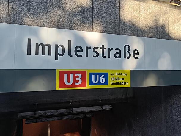 Die U6 fährt nur Richtug Großhadern. Warum die MVG auf dem Hinweis zur Baustellen-Zeit tut, als führe die U3 normal: rätselhaft. Die U6 fährt nur Richtug Großhadern. Warum die MVG auf dem Hinweis zur Baustellen-Zeit tut, als führe die U3 normal: rätselhaft.
