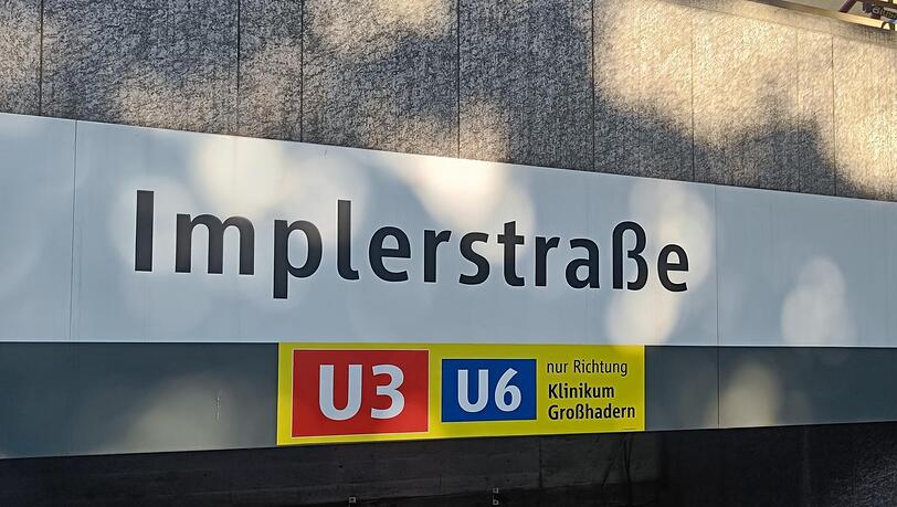 Die U6 fährt nur Richtug Großhadern. Warum die MVG auf dem Hinweis zur Baustellen-Zeit tut, als führe die U3 normal: rätselhaft. Die U6 fährt nur Richtug Großhadern. Warum die MVG auf dem Hinweis zur Baustellen-Zeit tut, als führe die U3 normal: rätselhaft.